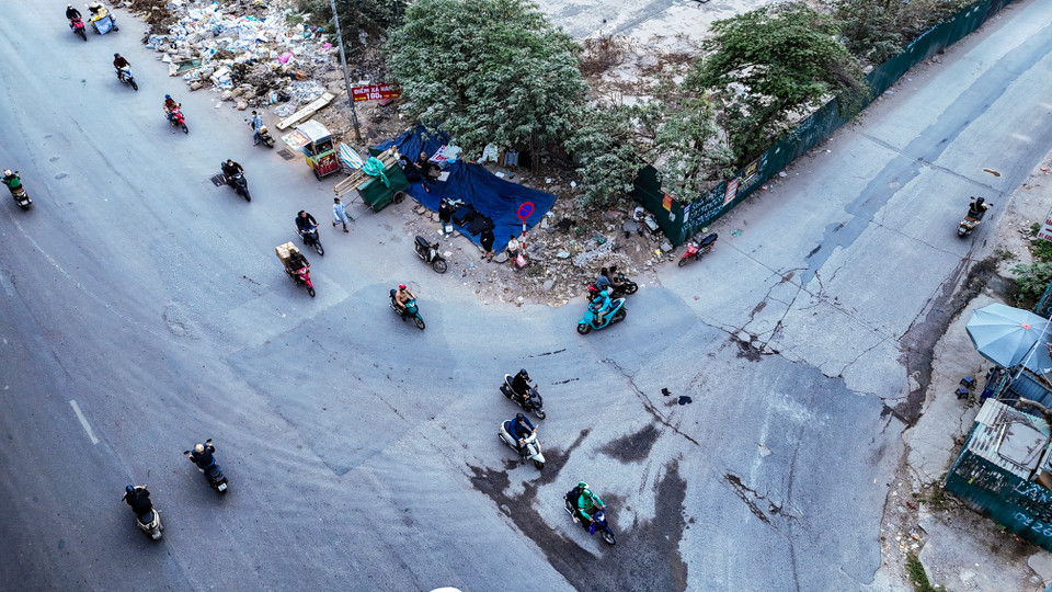 ‘Nhà tôi ở trong ngõ và thường rẽ ra đường Nguyễn Xiển đi làm vào buổi sáng, nhiều khi cảm thấy giật mình vì xuất hiện dòng xe nối đuôi nhau đi ngược chiều,’ chị Ngân chia sẻ. (Ảnh: Hoài Nam/Vietnam+)