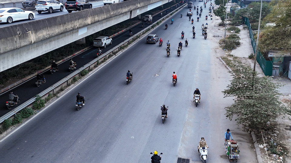 Thời gian trở lại đây, tại khu vực đường Nguyễn Xiển - đoạn từ nút giao Nguyễn Xiển–Phạm Tu đến nút giao Nguyễn Xiển-Nguyễn Trãi thường xuyên xảy ra tình trạng dòng người nối đuôi nhau vô tư đi ngược chiều gây mất trật tự an toàn giao thông và làm nhiều người đi đường bức xúc. (Ảnh: Hoài Nam/Vietnam+)