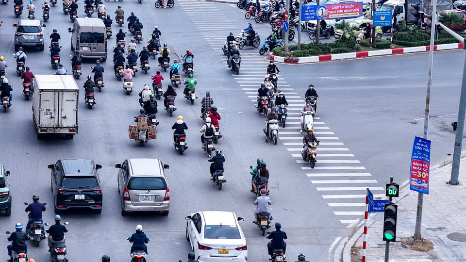 Phương tiện đi ngược chiều chiếm hết phần đường của người đi bộ. (Ảnh: Hoài Nam/Vietnam+)