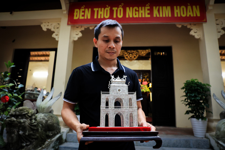 Dưới mái đền thở tổ nghề đậu bạc, nghệ nhân Quách Tuấn Anh cùng những người thợ bạc vẫn hằng ngày miệt mài giữ gìn một trong 'tứ trụ tinh hoa' làng nghề trên mảnh đất Thăng Long nghìn năm văn hiến. (Ảnh: Hoài Nam/Vietnam+)