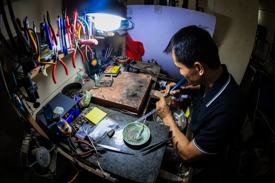 Nghệ nhân Quách Tuấn Anh được cho là một trong những nghệ nhân cuối cùng 'giữ lửa' làng nghề đậu bạc Định Công (Hoàng Mai, Hà Nội). (Ảnh: Hoài Nam/Vietnam+)