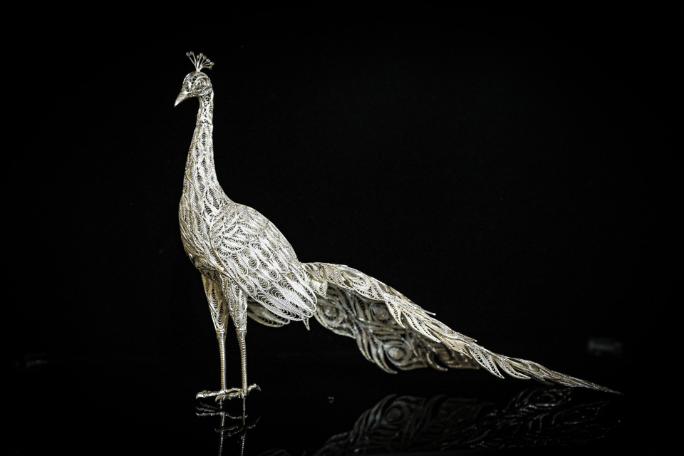 Hay những sản phẩm được cấu thành từ hàng nghìn chi tiết, thể hiện rõ nét sự kì công và tinh xảo của nghề đậu bạc Định Công. (Ảnh: Hoài Nam/Vietnam+)