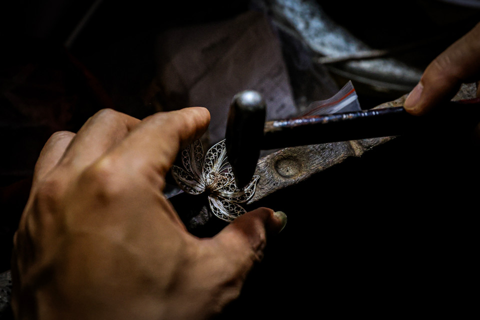 Thời điểm năm 2003, vì chỉ có duy nhất nghệ nhân Quách Văn Trường làm nghề nên nhiều đơn hàng bị từ chối. Tuấn Anh nhận thấy đây là cơ hội để phát triển làng nghề nên quyết tâm nối nghiệp cha ông. (Ảnh: Hoài Nam/Vietnam+)