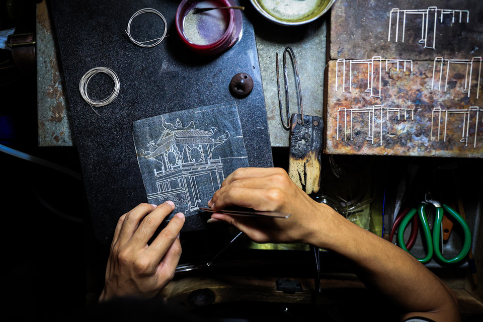 Ngoài đôi bàn tay khéo léo, người thợ đậu bạc phải có con mắt thẩm mỹ cao và sự kiên nhẫn mới có thể làm được một tác phẩm hoàn hảo. (Ảnh: Hoài Nam/Vietnam+)