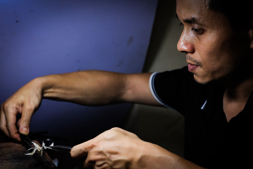 Sinh ra trong một gia đình truyền thống, có bố là nghệ nhân Quách Văn Trường, ngay từ nhỏ Quách Tuấn Anh đã được tiếp xúc với các công đoạn để tạo ra sản phẩm đậu bạc. (Ảnh: Hoài Nam/Vietnam+)