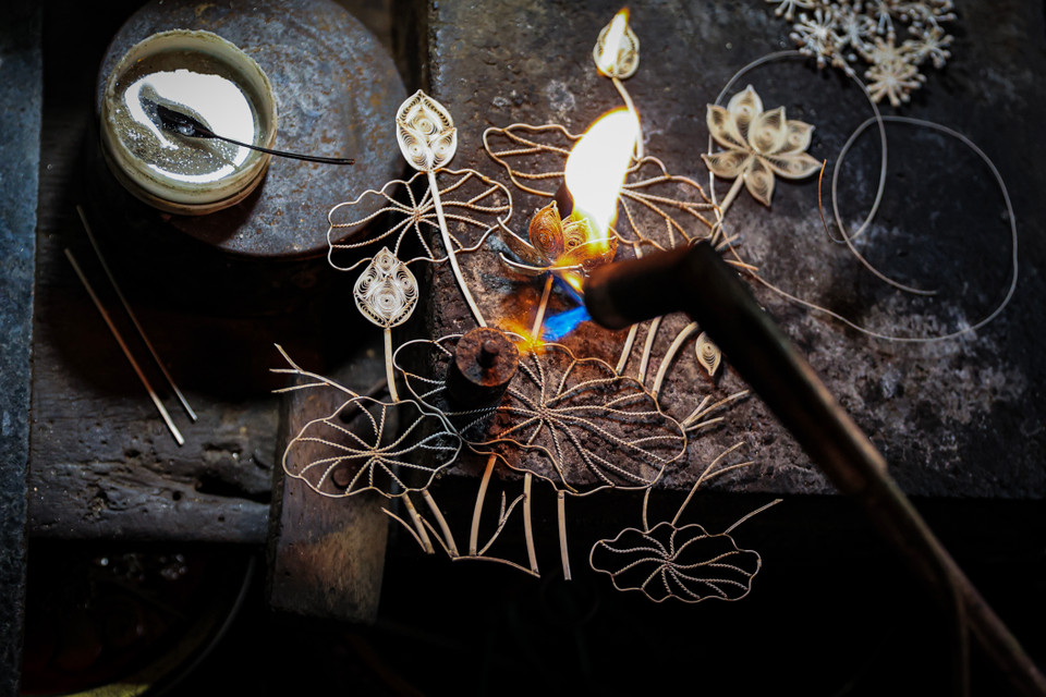 Nghệ nhân Quách Tuấn Anh cho biết, chặng đường hơn 20 năm gắn bó với nghề luôn là những lần rút kinh nghiệm để tạo cảm nhận của người thợ về nhiệt độ khi đậu bạc. (Ảnh: Hoài Nam/Vietnam+)