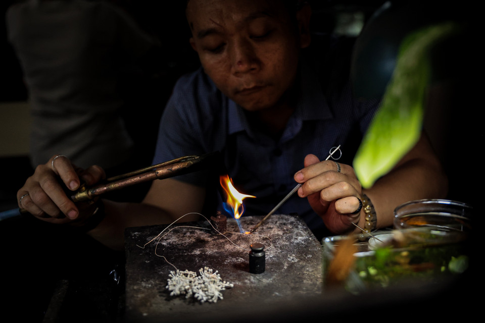 Việc người thợ cảm nhận độ nóng khi đậu bạc rất quan trọng, bởi sản phẩm được ghép từ những chi tiết thường rất nhỏ, nếu quá nhiệt, bạc sẽ bị nóng chảy. (Ảnh: Hoài Nam/Vietnam+)
