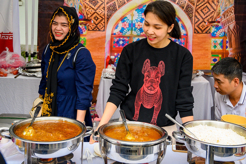 Gian hàng ẩm thực đến từ Iran khiến nhiều thực khách mê mẩn với các món hầm và món nướng thơm ngon, đậm vị và đầy màu sắc. (Ảnh: PV/Vietnam+)