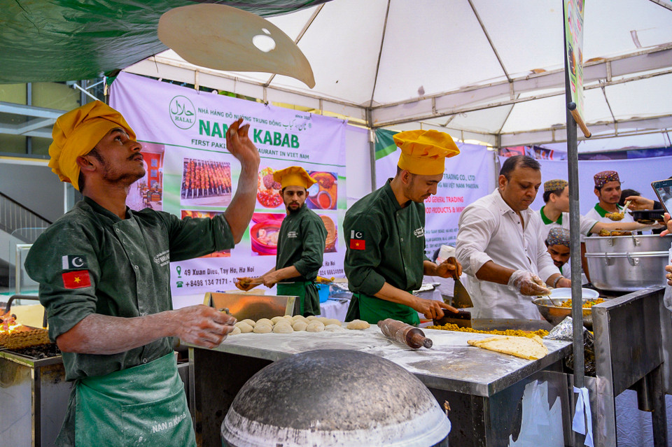 Năm 2023 là năm đông đảo nhất với sự tham gia của 150 gian hàng của các Đại sứ quán từ nhiều quốc gia trên Thế giới. Đặc biệt là không gian ẩm thực của 10 quốc gia Đông Nam Á- “phố ASEAN” mang đến sự mới mẻ và những đặc sắc riêng của các nền văn hóa, thể hiện vai trò kết nối, đoàn kết giữa các nước ASEAN. (Ảnh: PV/Vietnam+)