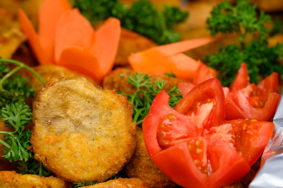 M'battan - khoai tây viên chiên nhồi thịt, được dùng cho những dịp lễ ở Libya. Món ăn được làm từ nhiều loại rau củ và thịt bò, sau đó cho nhân vào trong lớp bột bánh, lăn qua lớp trứng, lớp bột chiên xù và rán chín. Thực khách khi thưởng thức sẽ thấy được độ giòn lớp bên ngoài và nhân đậm đà bên trong. (Ảnh: PV/Vietnam+)