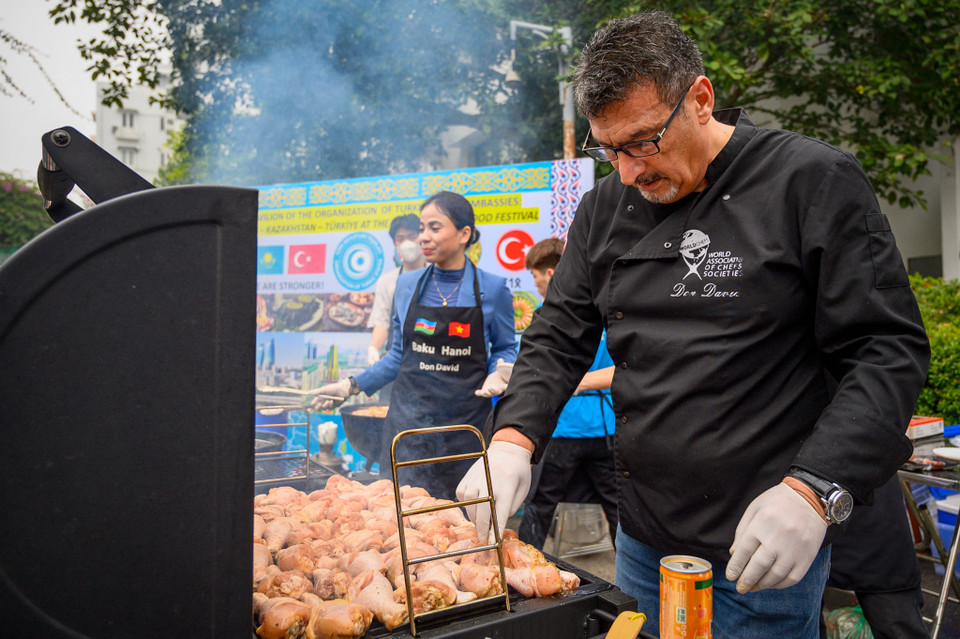 Món gà nướng đến từ Azerbaijan là món ăn ngon và hết sức dễ làm. Đặc biệt, việc chế biến thịt nướng ở đất nước này là công việc chỉ dành cho nam giới. (Ảnh: PV/Vietnam+)