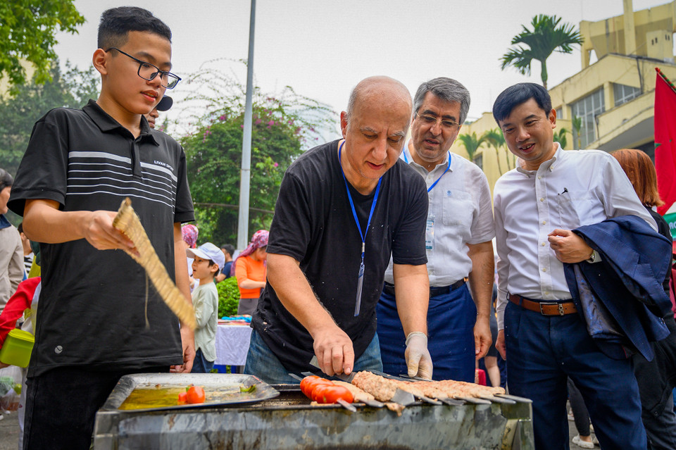 Tại đây, “joojeh kabab” là món ăn đường phố nổi tiếng, được chế biến từ thịt gà nướng trên than củi. Trước khi nướng, người đầu bếp sẽ ướp thịt với gia vị đặc trưng, tạo nên mùi thơm hấp dẫn thực khách. (Ảnh: PV/Vietnam+)