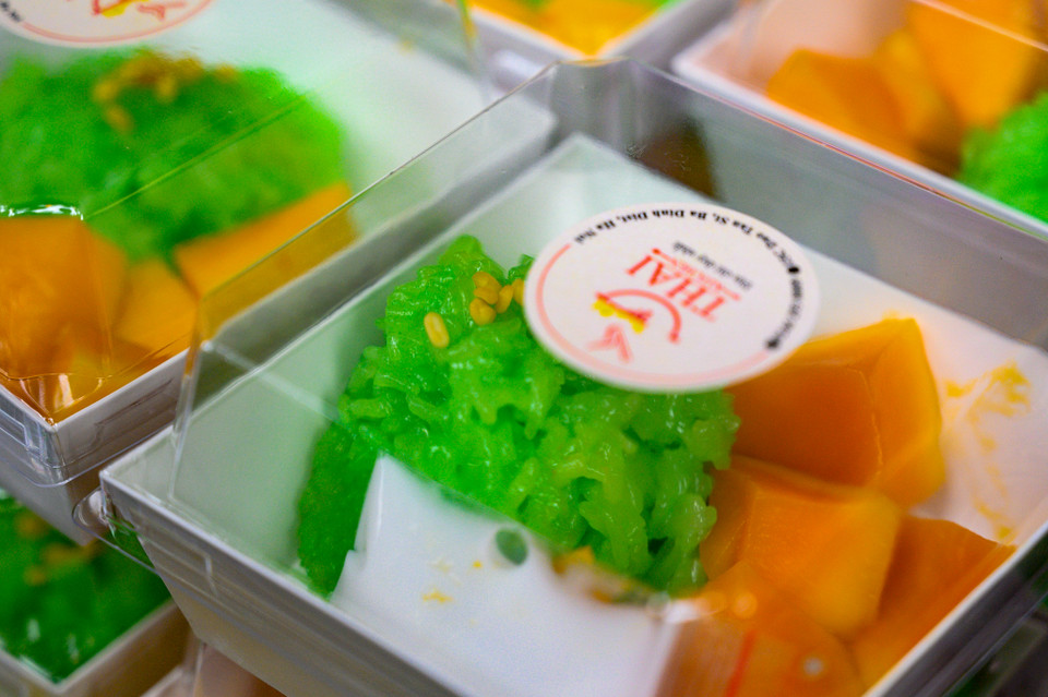 Món “Xôi xoài” không còn là cái tên xa lạ với các nước Đông Nam Á. Đây là món ăn đường phố nổi tiếng tại Thái Lan, mang vị ngọt thanh của xoài và nước cốt dừa. (Ảnh: PV/Vietnam+)