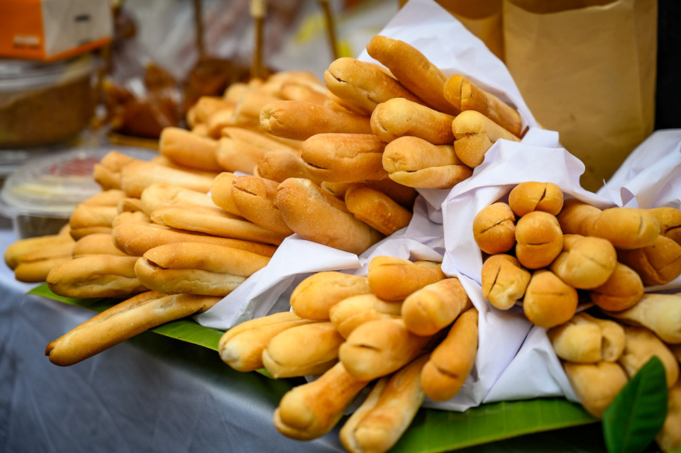 Một “hoa hậu” trong danh sách ẩm thực Việt Nam là bánh mỳ tham gia giao lưu cùng các món ăn của bạn bè quốc tế. Bánh mỳ que là món ăn đặc trưng đến từ thành phố Hải Phòng. Món ăn tuy đơn giản nhưng hương vị hấp dẫn đã nức lòng rất nhiều thực khách. (Ảnh: PV/Vietnam+)