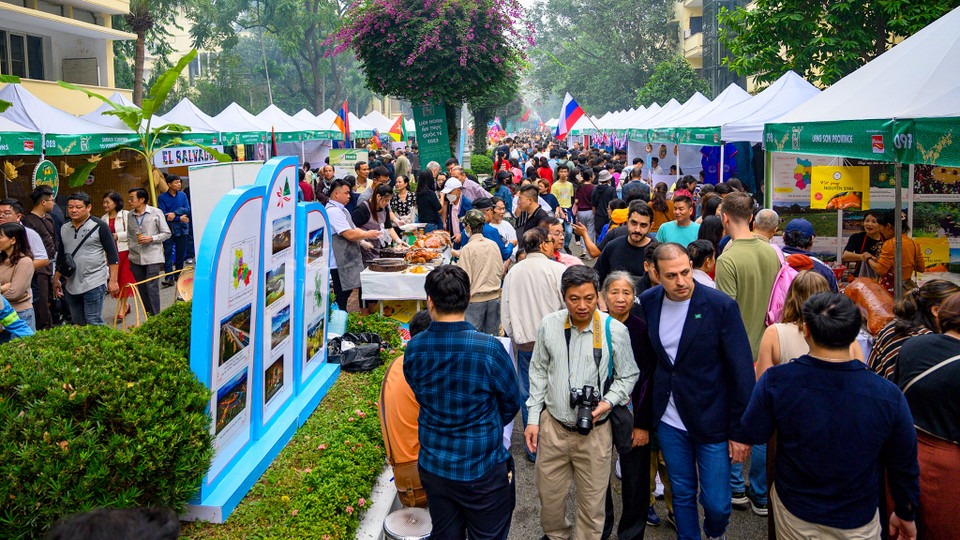 Sự kiện Liên hoan Ẩm thực Quốc tế được tổ chức thường niên đã trở thành một sự kiện giao lưu văn hóa, ẩm thực với sự tham gia ngày một đông đảo của các Đại sứ quán, các Trung tâm Văn hóa nước ngoài, các Sở Ngoại vụ đại diện các tỉnh thành, doanh nghiệp, và các đơn vị trong Bộ Ngoại giao tại Việt Nam. (Ảnh: PV/Vietnam+)