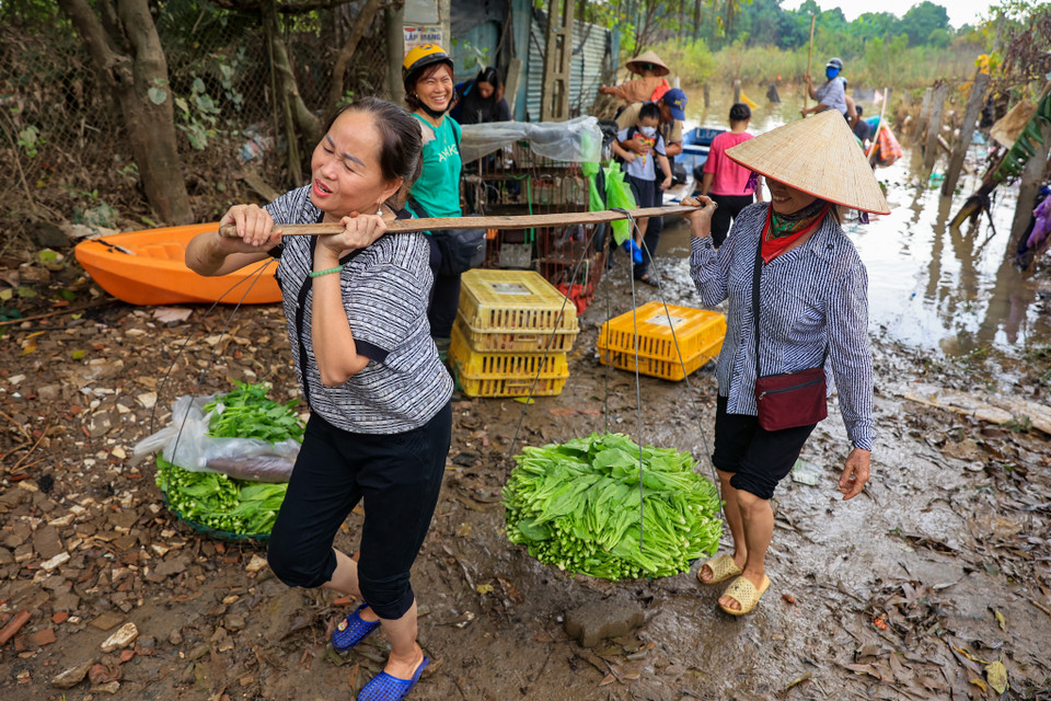 Người dân tại đây cũng cho biết thêm, dù mực nước đã rút so với nhiều ngày trước tuy nhiên tình trạng sinh hoạt bất tiện như hiện tại cũng có thể kéo dài nếu mực nước sông tiếp tục dâng cao. (Ảnh: Hoài Nam/Vietnam+)
