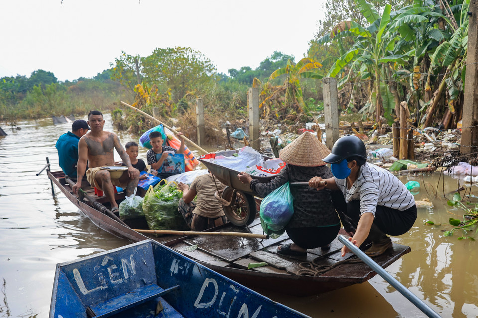 Nước dâng cao khiến việc đi học, đi chợ của người dân khu bãi giữa gặp nhiều khó khăn. (Ảnh: Hoài Nam/Vietnam+)