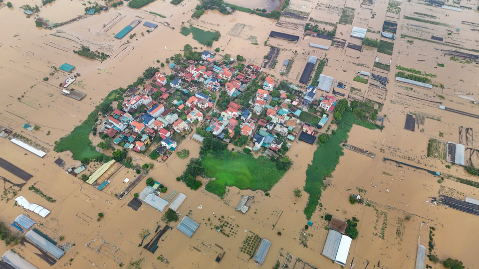 Khu vực sinh sống của người dân bị cô lập bởi nước lên quá nhanh và không có phương tiện di dời. (Ảnh: Hoài Nam/Vietnam+)