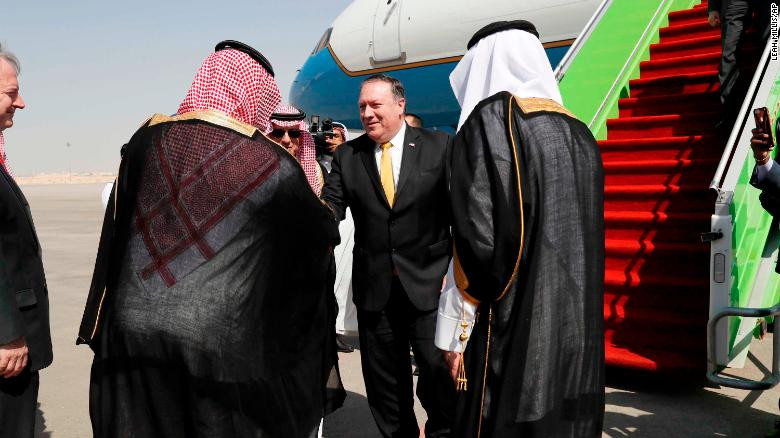 Ông Pompeo cũng đã thực hiện những chuyến ngoại giao con thoi, khi tới Saudi Arabia để gặp Quốc vương nước này.