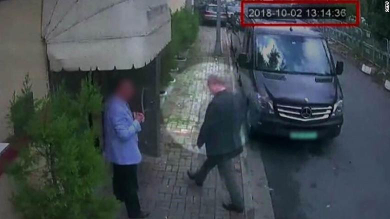 Hình ảnh cuối cùng được cho là của nhà báo Jamal Khashoggi khi, chụp từ camera giám sát bên ngoài lãnh sự Saudi Arabia ở Istanbul hôm 2/10/2018, được tờ Hurriyet đăng tải hôm 9/10. Ông Khashoggi, quốc tịch Saudi Arabia nhưng sống ở Mỹ, được cho là đã mất tích sau khi đi vào tòa nhà lãnh sự để làm thủ tục chuẩn bị cưới vợ.