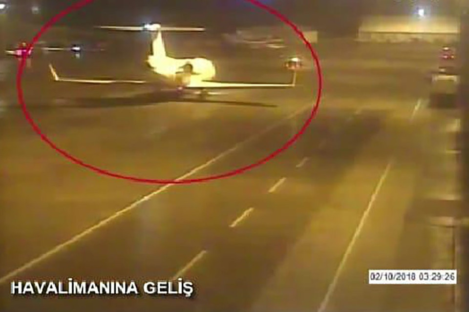 Trong khi đó, truyền thông Thổ Nhĩ Kỳ dẫn nhiều nguồn tin tình báo cho hay,nhà báo Khashoggi có thể đã bị tra tấn, rồi bị hành hình bên trong lãnh sự quán. Trong ảnh là hình một chiếc máy bay được cho là chở các đặc vụ Saudi Arabia tới Istanbul hôm 2/10.