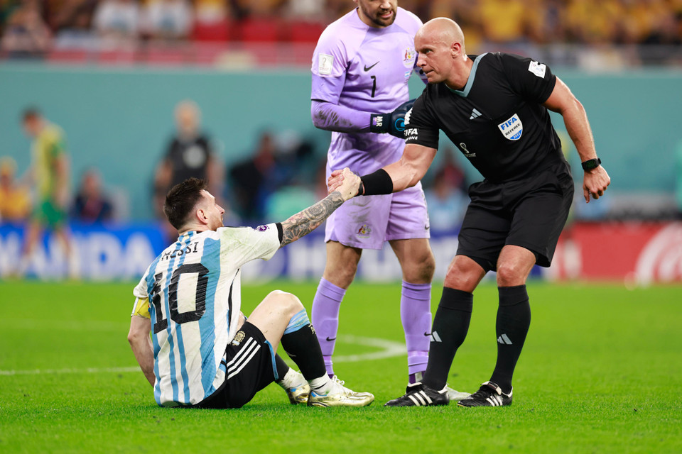 Các trọng tài cũng vất vả hơn trong các trận đấu có Messi