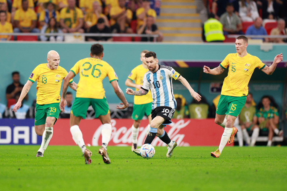 Như thường lệ, các hậu vệ đối phương luôn chơi áp sát khi đối đầu Messi (Ảnh: Hải An/Vietnam+)