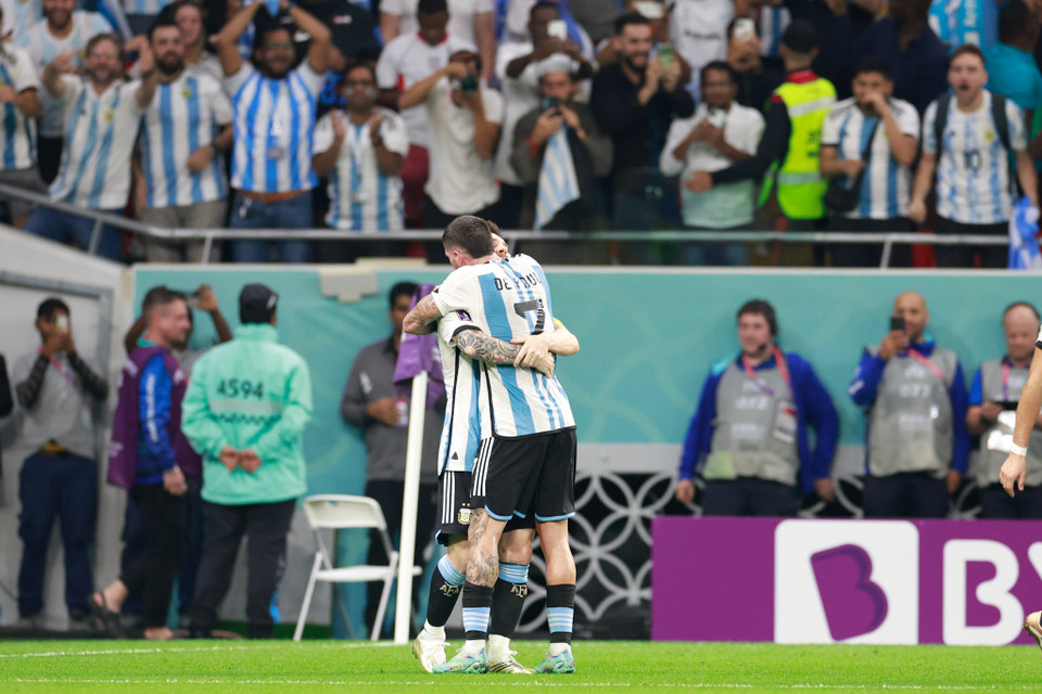 Nhưng xung quanh Messi luôn có các "hộ vệ" tin cậy, chẳng hạn như Rodrigo de Paul 