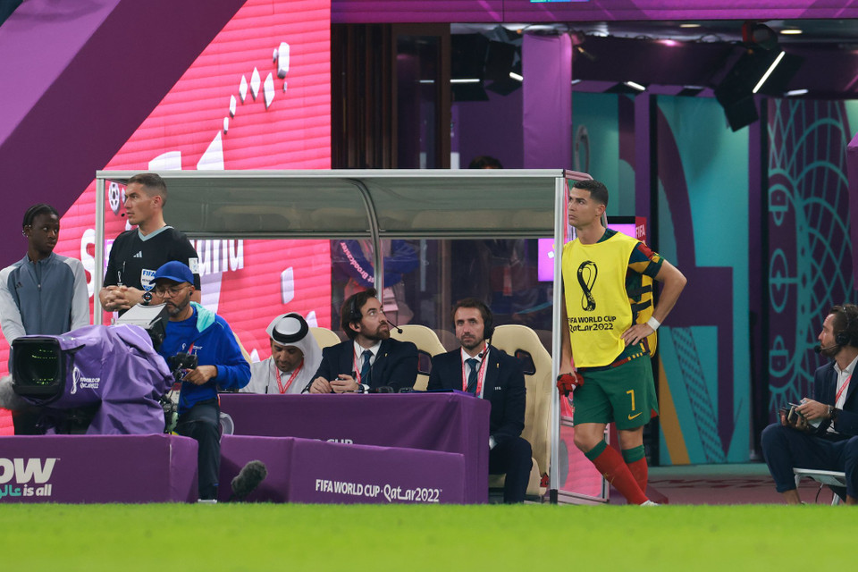 Ronaldo đành gặm nhấp nỗi buồn trên băng ghế dự bị (Ảnh: Hải An/Vietnam+)