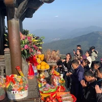 Mặc dù trời lạnh nhưng rất đông người dân đã chinh phục đỉnh núi Yên Tử, đảnh lễ tại chùa Đồng. (Ảnh: TTXVN phát)