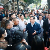 Thủ tướng Phạm Minh Chính thăm hỏi, chúc Tết người thân bệnh nhân điều trị tại Bệnh viện Bạch Mai. (Ảnh: Dương Giang/TTXVN)