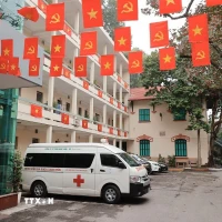 Tổ y tế bệnh viện đa khoa Xanh Pôn chuẩn bị sẵn sàng tham gia phục vụ Đại hội Đảng. (Ảnh: Minh Quyết/TTXVN)