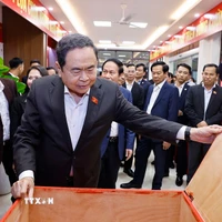 Chủ tịch Quốc hội Trần Thanh Mẫn kiểm tra, giám sát công tác chuẩn bị bầu cử tại khu vực bỏ phiếu số 8, phường Hải An, thành phố Hải Phòng. (Ảnh: Doãn Tấn/TTXVN)