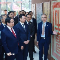 Thủ tướng Phạm Minh Chính tham quan không gian trưng bày về Hán Nôm tại Viện Hàn lâm Khoa học và Xã hội Việt Nam. (Ảnh: Dương Giang/TTXVN)