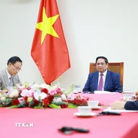 Thủ tướng Phạm Minh Chính điện đàm với Thủ tướng Malaysia Anwar Ibrahim. (Ảnh: Dương Giang/TTXVN)