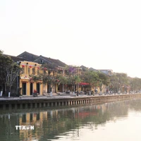 Dãy nhà cổ bên dòng sông Hoài dần hiện lên trong ánh nắng mặt trời buổi sáng. (Ảnh: Xuân Quý/TTXVN)