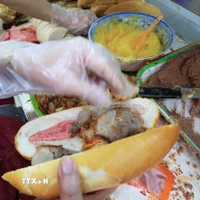 Bánh mỳ nhân pate, thịt nguội. (Ảnh: Hồng Đạt/TTXVN)