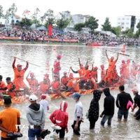 Đua ghe ngo của đồng bào dân tộc Khmer. (Nguồn: TTXVN)