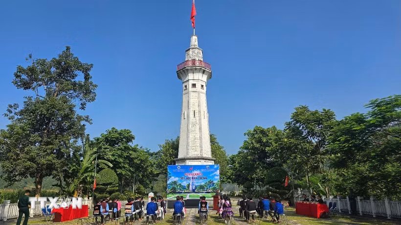 Quang cảnh "Tiết học biên cương" tại Đồn Biên phòng A Mú Sung. (Ảnh: Hương Thu/TTXVN)