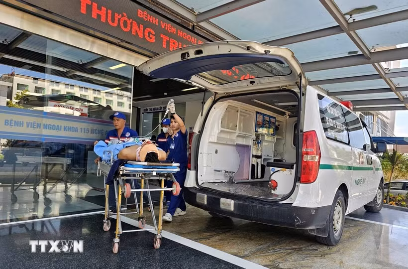 Hai bệnh nhân bị thương nặng được Bệnh viện ngoại khoa 115 Nghệ An chuyển sang Bệnh viện hữu nghị Đa khoa Nghệ An điều trị. (Ảnh: Văn Tý/TTXVN)