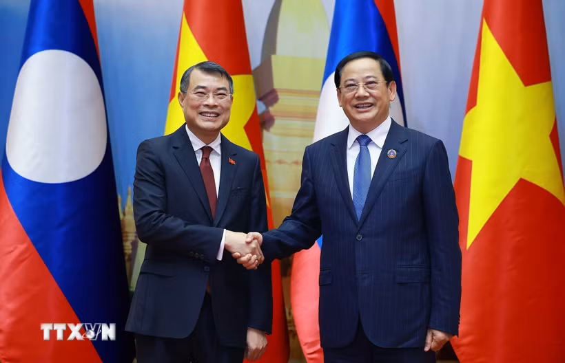 Thủ tướng Lê Minh Hưng hội kiến Chủ tịch Quốc hội Lào Sonexay Siphandone. (Ảnh: Dương Giang/TTXVN)