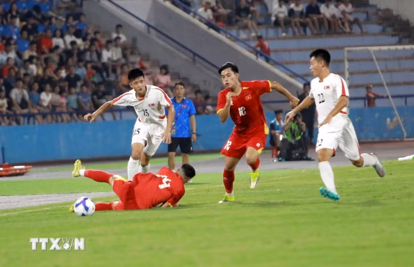 U20 Việt Nam (áo đỏ) buộc phải thắng sau khi để thua U20 Triều Tiên. (Ảnh: Hoàng Hùng/TTXVN)