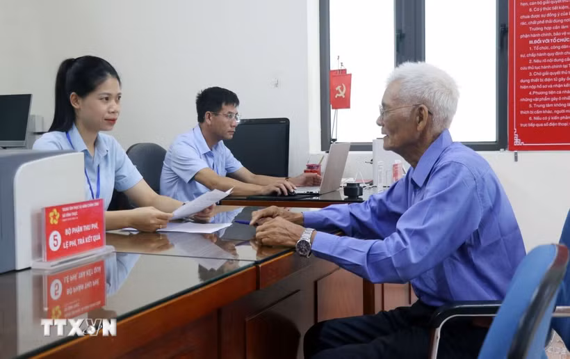 Trung tâm phục vụ hành chính công xã đảo tiền tiêu Vĩnh Thực phục vụ nhân dân. (Ảnh: Văn Đức/TTXVN)