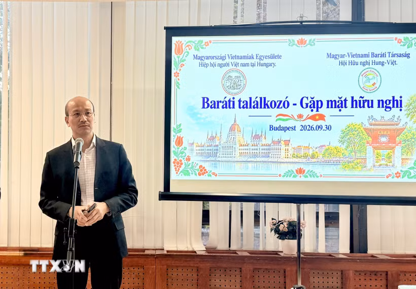 Đại sứ Việt Nam tại Hungary Bùi Lê Thái phát biểu tại sự kiện. (Ảnh: TTXVN phát)