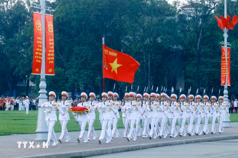 Đội hình thực hiện nghi lễ gồm 37 cán bộ, chiến sỹ. Dẫn đầu là đội Quân kỳ quyết thắng, đi sau là 34 chiến sỹ tiêu binh tượng trưng cho 34 chiến sỹ đầu tiên của Đội Việt Nam tuyên truyền giải phóng quân, tiền thân của Quân đội Nhân dân Việt Nam. (Ảnh: Phạm Kiên/TTXVN)