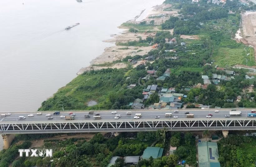 Phương tiện lưu thông trên cầu Thăng Long. (Ảnh: Quốc Khánh/TTXVN)