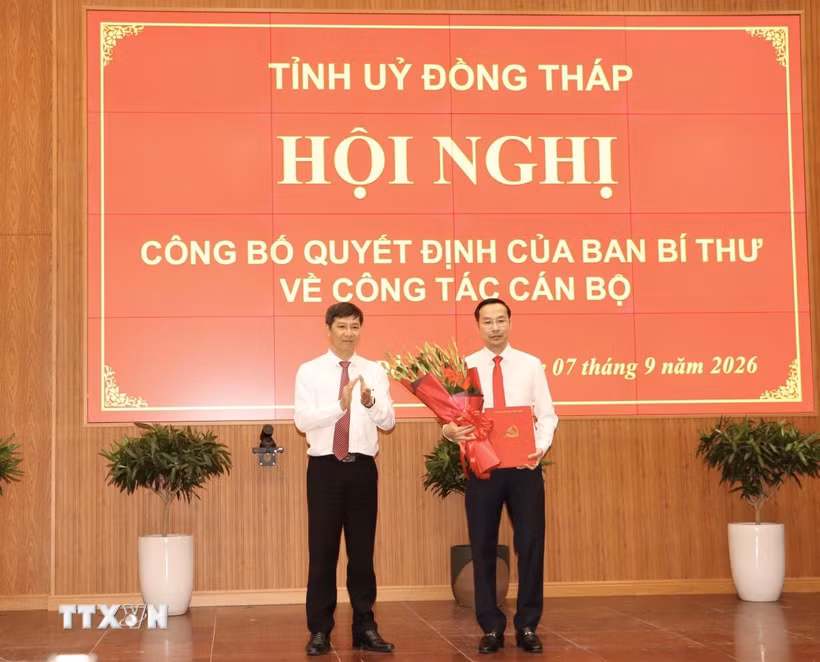 Đồng chí Nguyễn Thành Tâm, Ủy viên Trung ương Đảng, Phó Trưởng Ban Tổ chức Trung ương trao Quyết định của Ban Bí thư chỉ định đồng chí Nguyễn Thanh Nhàn giữ chức Phó Bí thư Tỉnh uỷ Đồng Tháp. (Ảnh: Hồng Nhung/TTXVN)