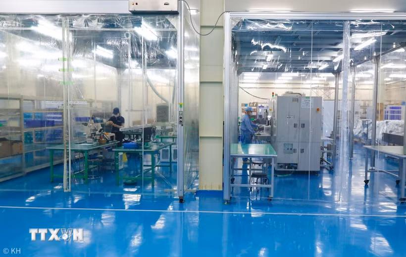 Dây chuyền lắp ráp cụm chi tiết siêu nhỏ đòi hỏi chính xác phục vụ cho sản xuất chíp bán dẫn. (Ảnh minh họa: Thành Phương/TTXVN)