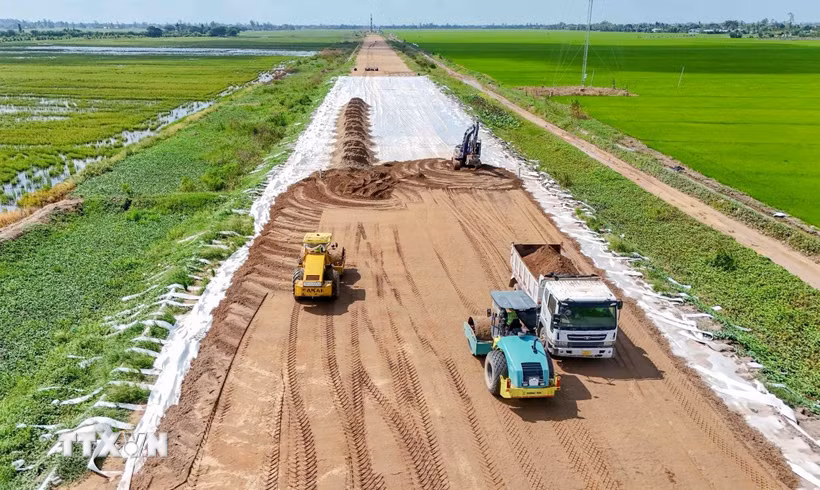 Thi công đắp nền đường dự án thành phần 2 tuyến cao tốc Châu Đốc-Cần Thơ-Sóc Trăng. (Ảnh tư liệu: Thanh Liêm/TTXVN)