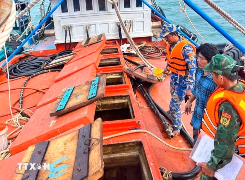 Kiểm tra tàu chở dầu không rõ nguồn gốc. (Ảnh: TTXVN phát)
